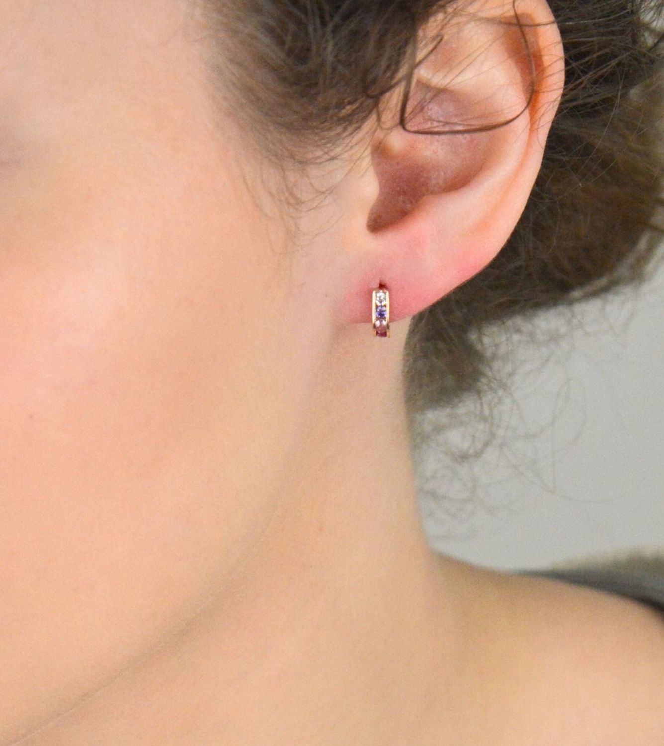 Kolczyki złote kolorowe cyrkonie próba 375, KL 1E 375 Delikatne i eleganckie złote kolczyki z kolorowymi cyrkoniami to doskonały wybór dla kobiet ceniących subtelność 11.jpg